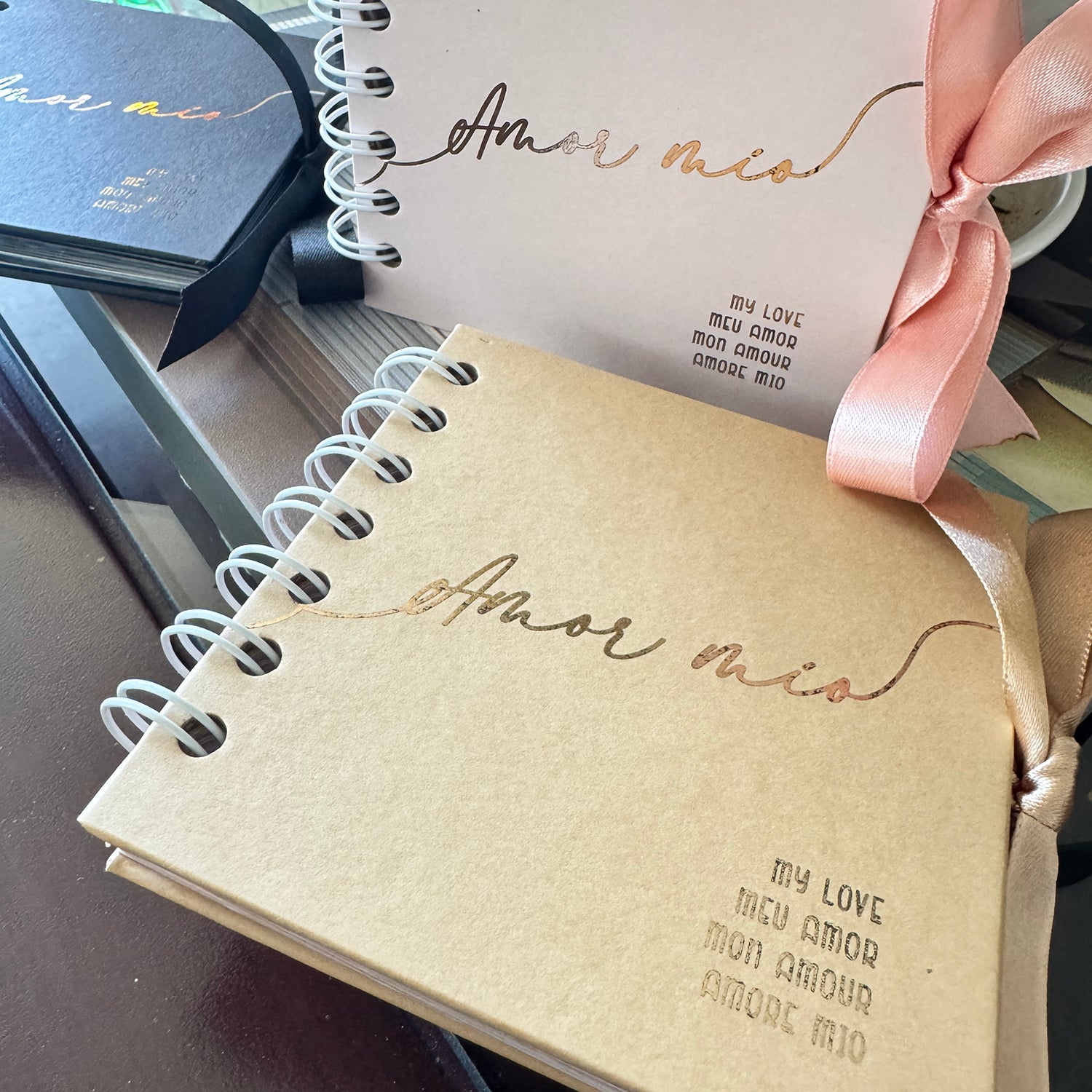 Álbum de fotos artesanal Amor mío – tapa dura con detalles en foil dorado