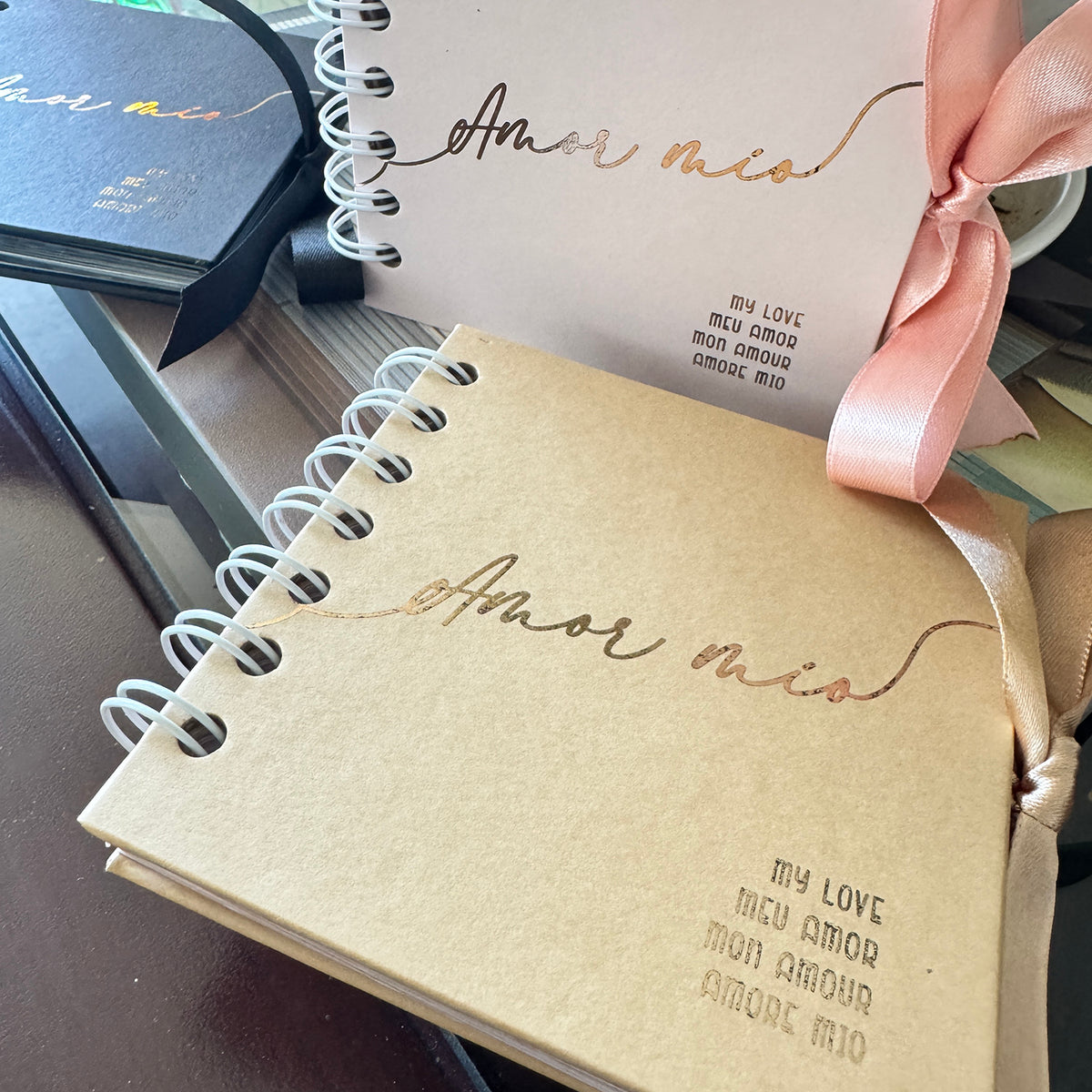 Álbum de fotos artesanal Amor mío – tapa dura con detalles en foil dorado