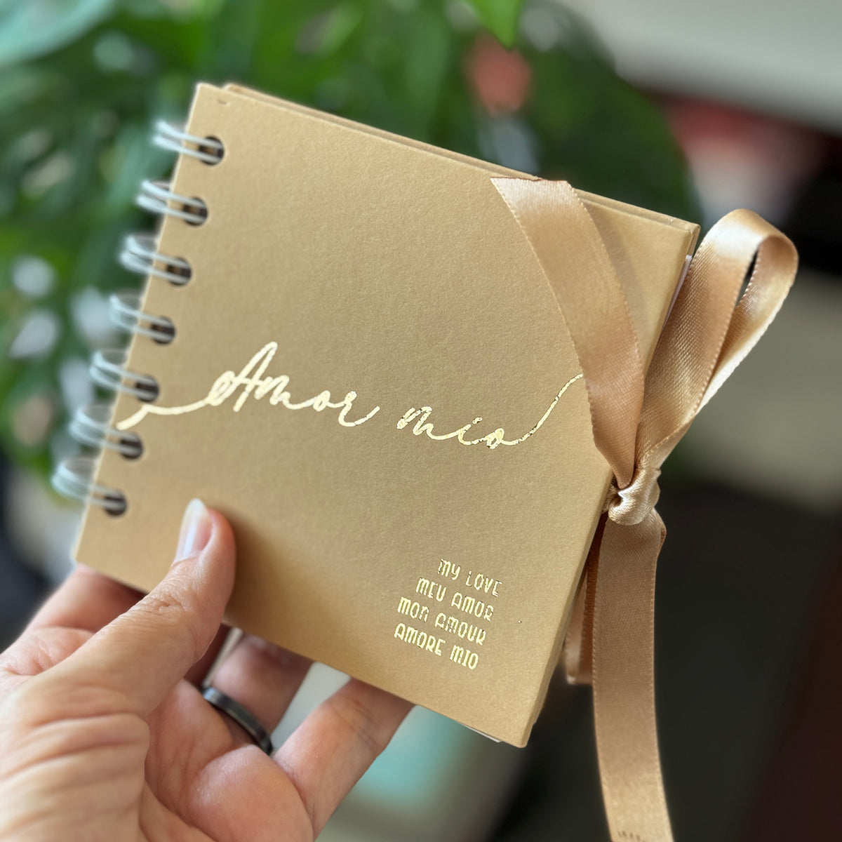 Álbum de fotos artesanal Amor mío – tapa dura con detalles en foil dorado