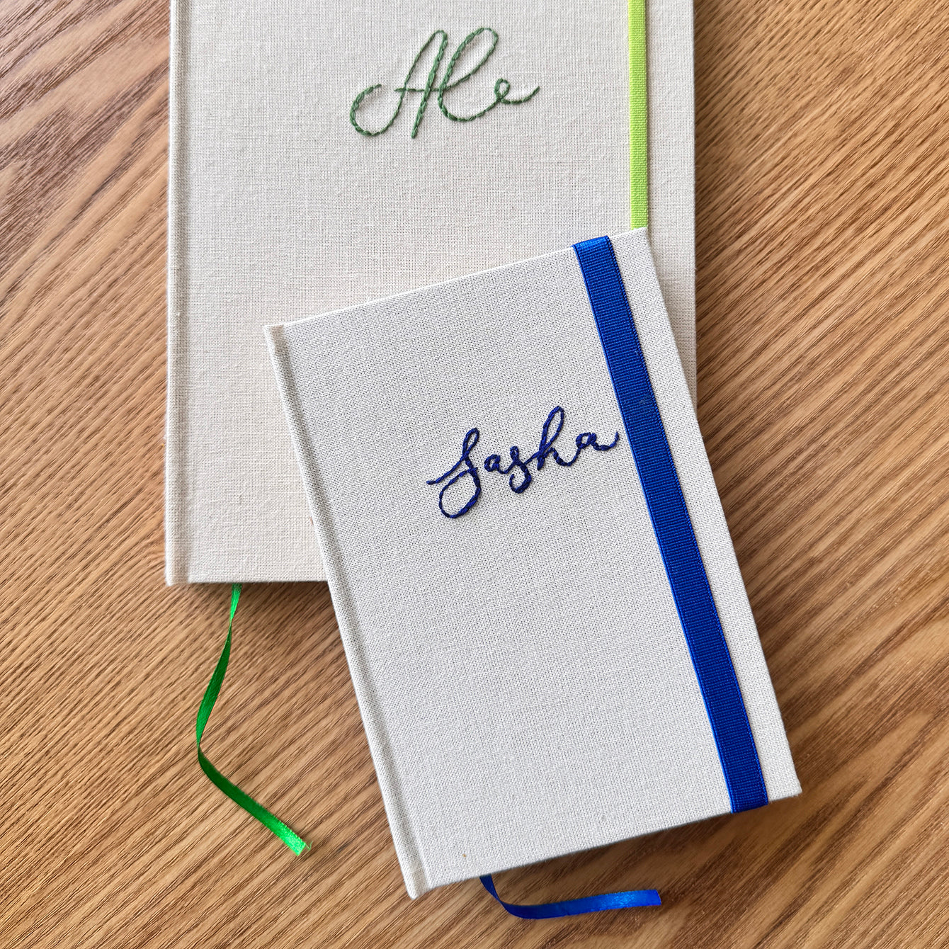 Cuaderno artesanal con inicial – tapa de tela y detalles en foil