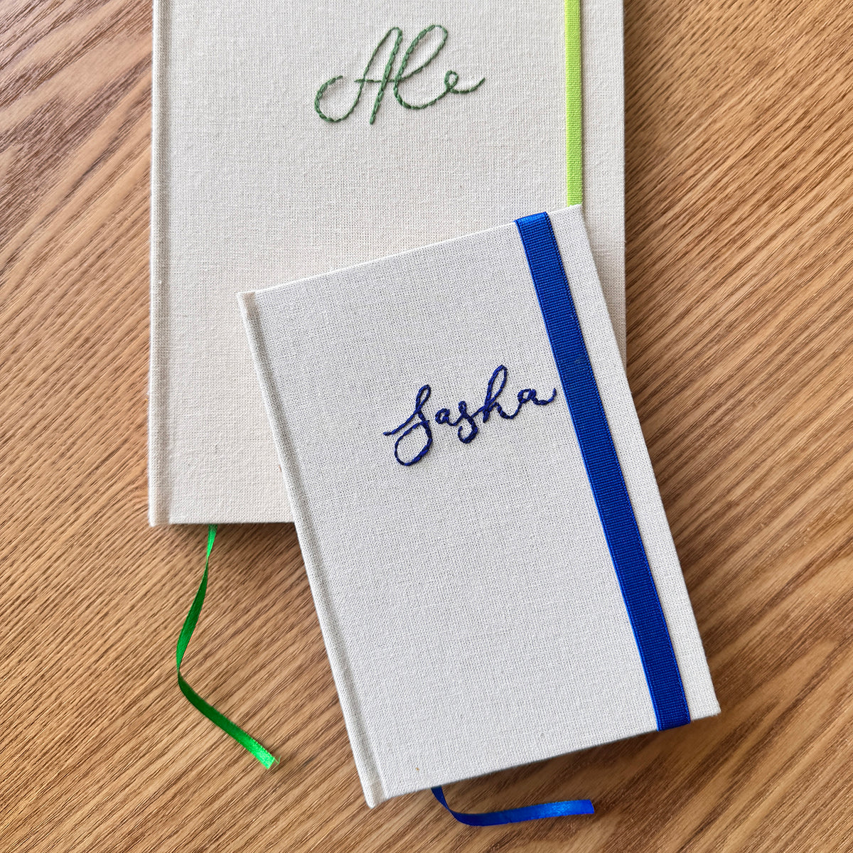 Cuaderno artesanal con inicial – tapa de tela y detalles en foil