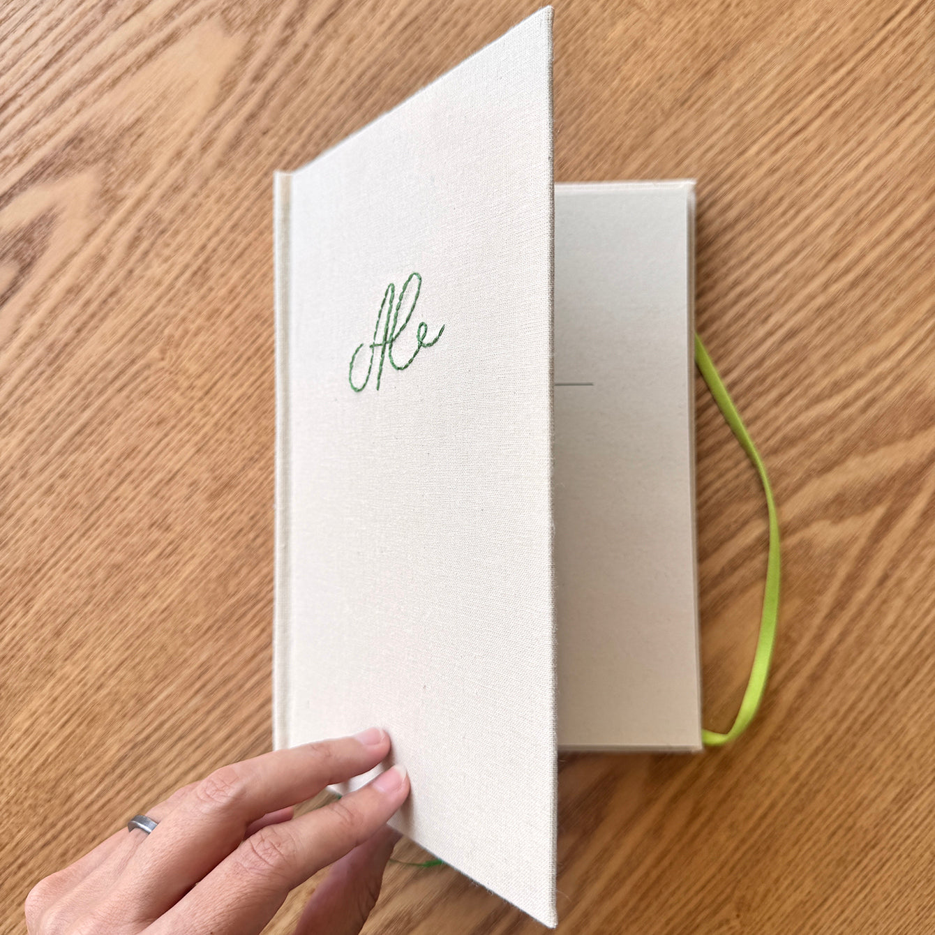 Cuaderno artesanal con inicial – tapa de tela y detalles en foil