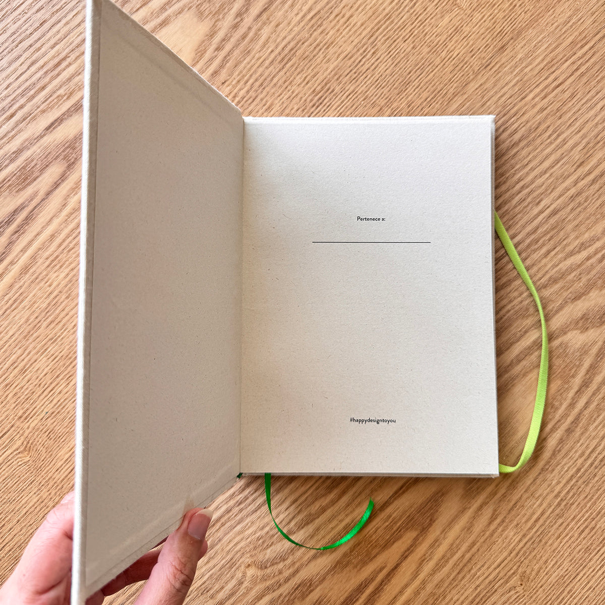 Cuaderno artesanal con inicial – tapa de tela y detalles en foil