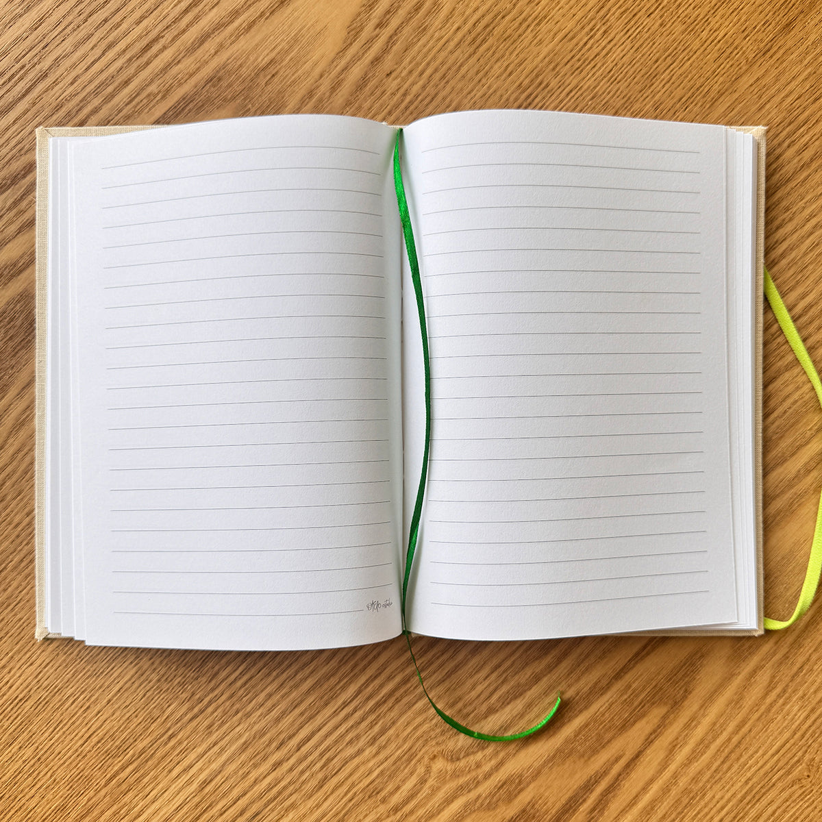 Cuaderno artesanal con inicial – tapa de tela y detalles en foil