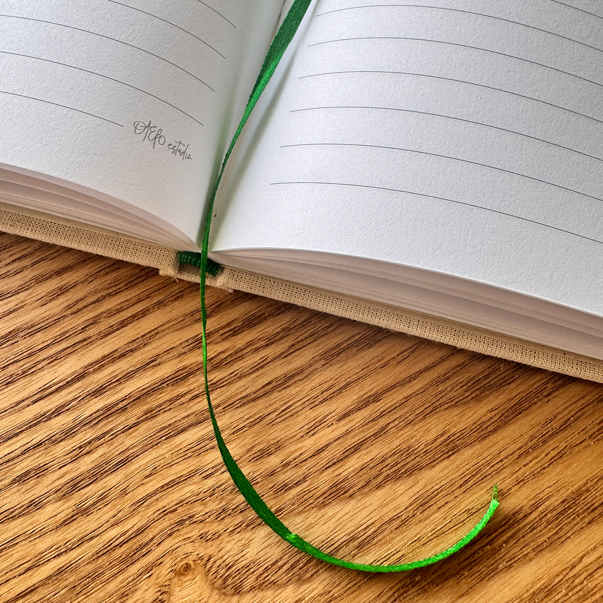 Cuaderno artesanal con inicial – tapa de tela y detalles en foil