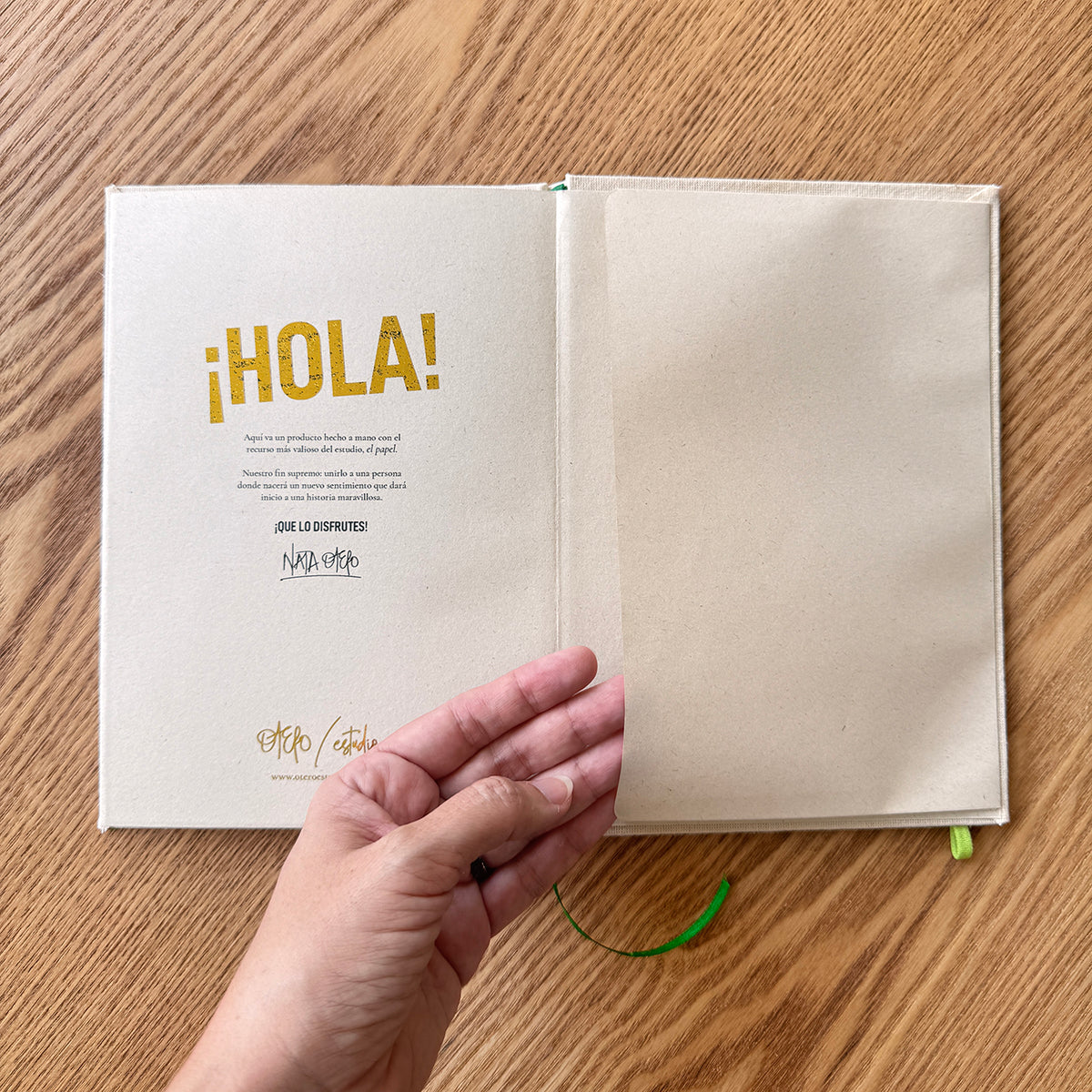 Cuaderno artesanal con inicial – tapa de tela y detalles en foil
