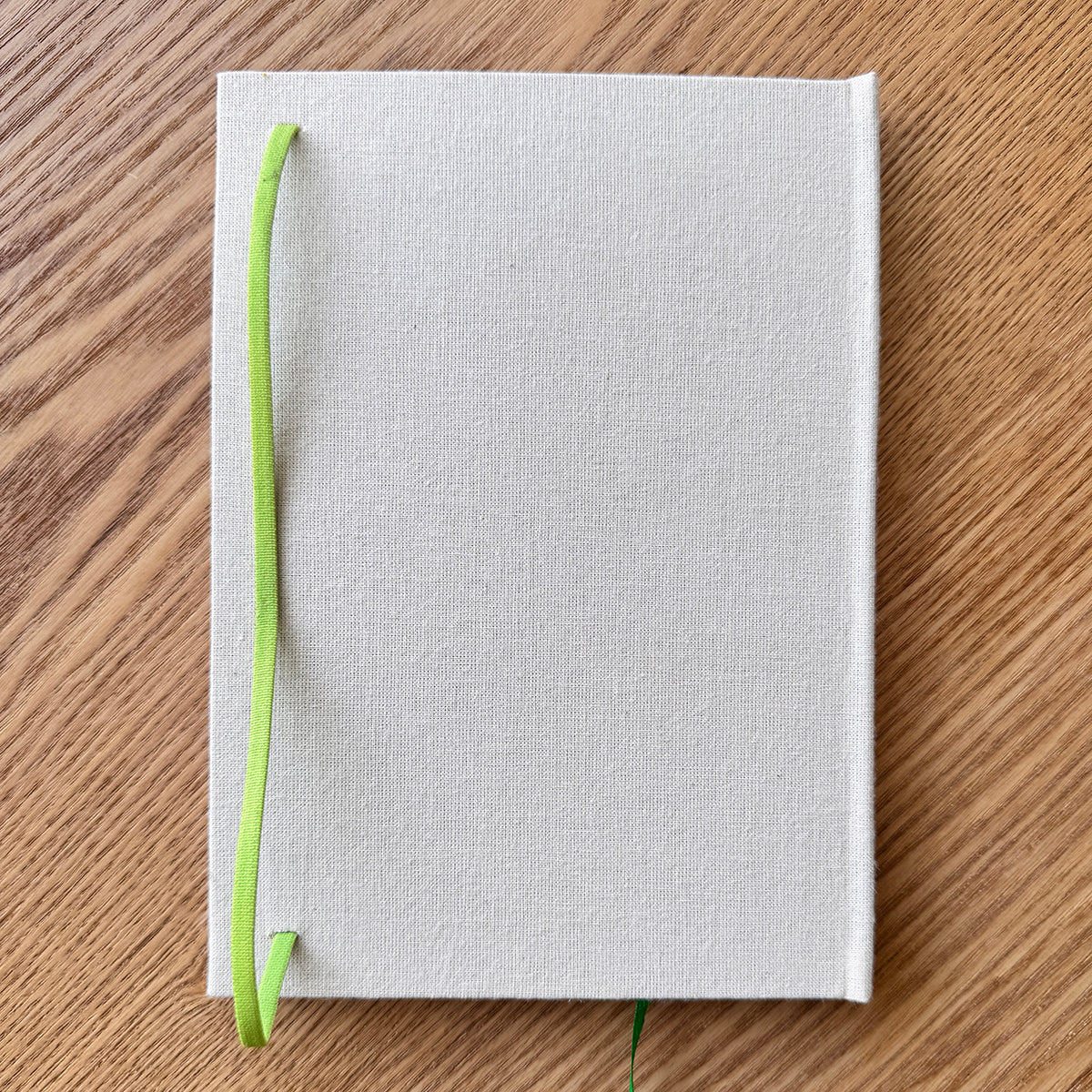 Cuaderno artesanal con inicial – tapa de tela y detalles en foil