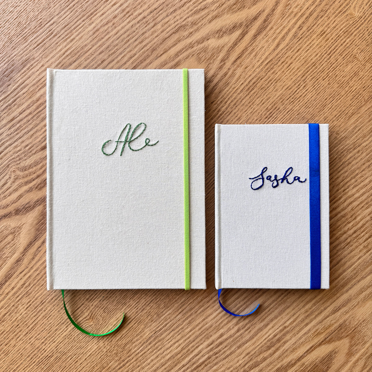 Cuaderno artesanal con inicial – tapa de tela y detalles en foil