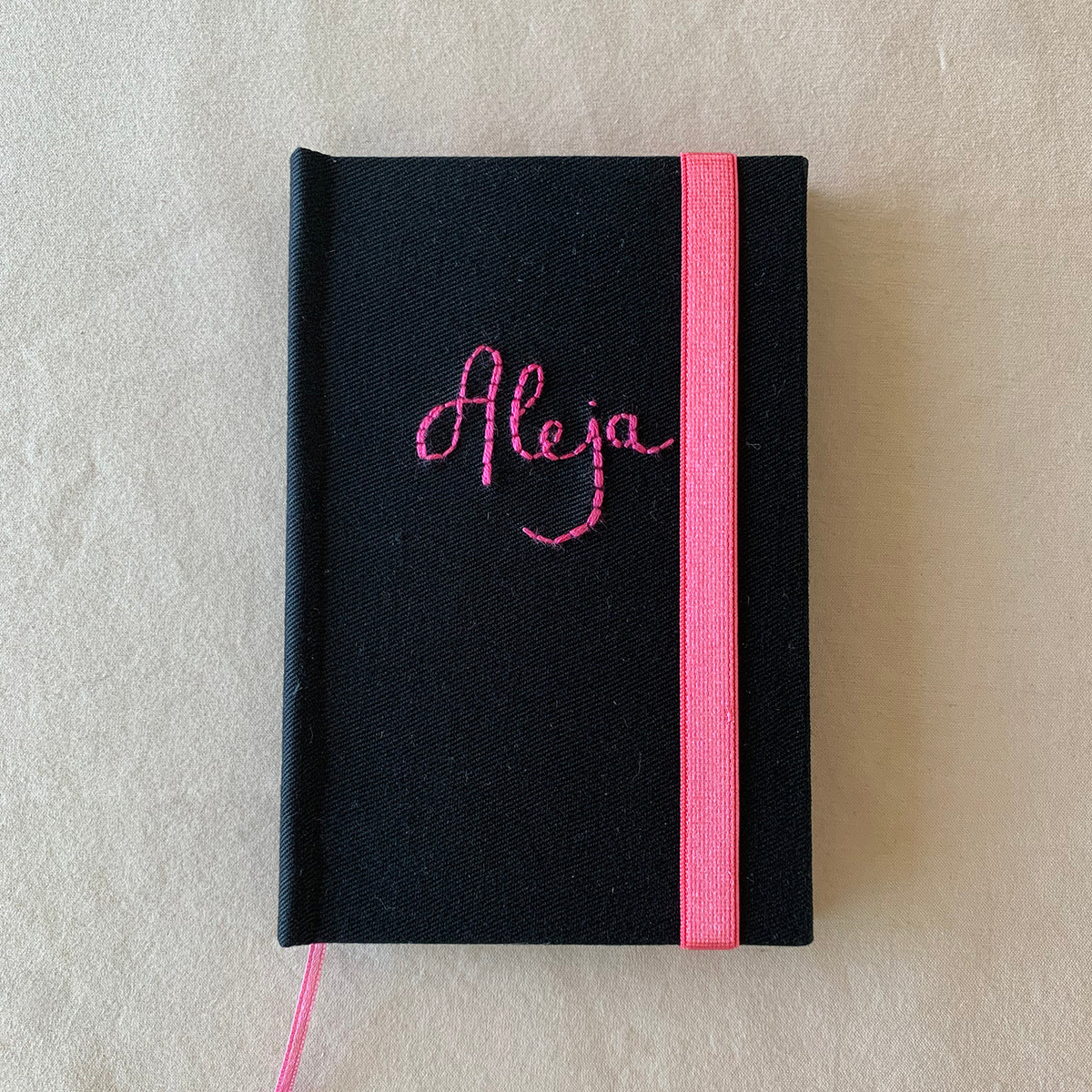 Cuaderno artesanal con inicial – tapa de tela y detalles en foil